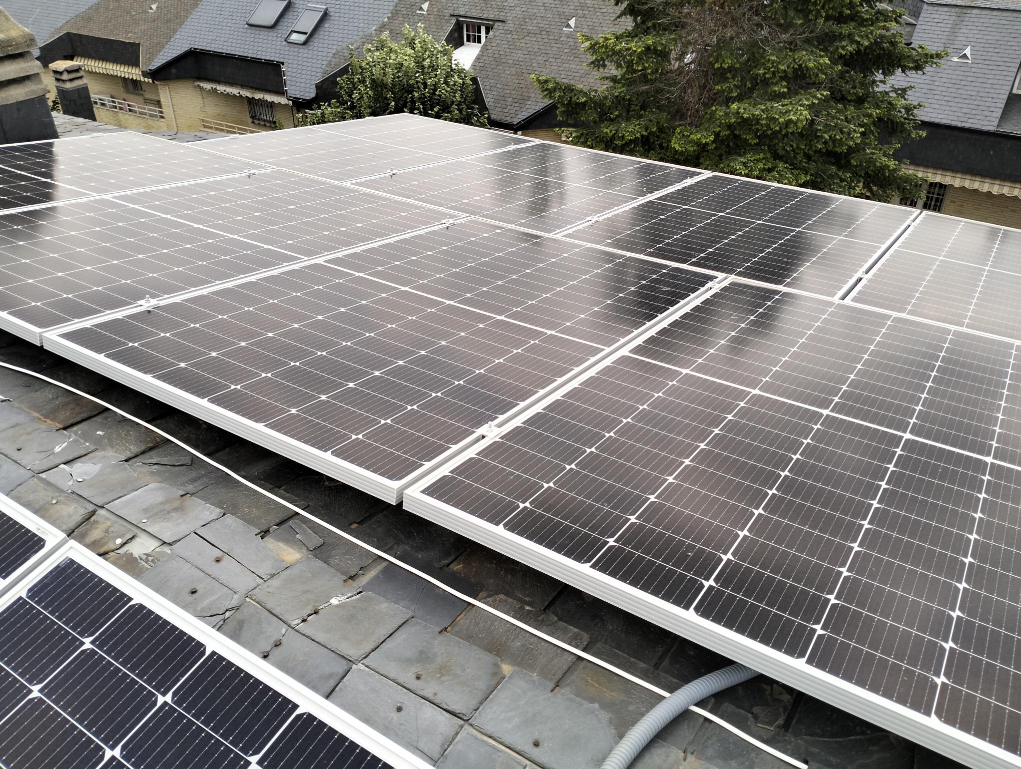 paneles solares en tejados de pizarra
